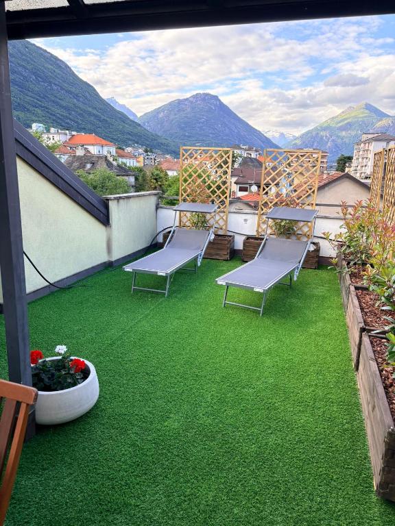 Casa di Silvia — balcone con sedie e fiori, Domodossola