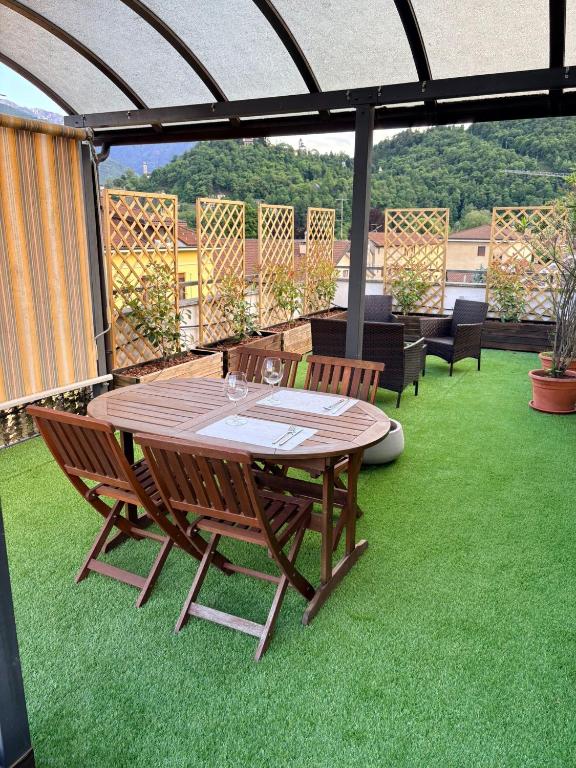 Casa di Silvia — terrazza con tavolo e sedie, Domodossola